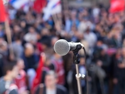 Microfone diante do público em um evento